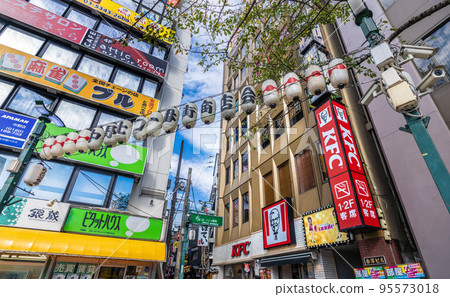 日本東京的城市景觀看中野站前的中野北口 Ichibangai 商店街（入口） 95573018