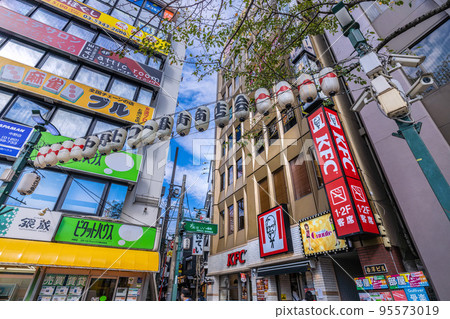 日本東京的城市景觀看中野站前的中野北口 Ichibangai 商店街(入口) 日本東京的城市景觀看中野站前的中野北口 Ichibangai 商店街(入口) 95573019