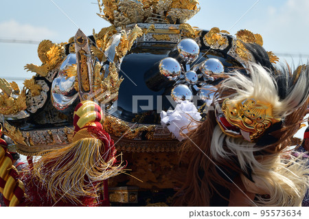Autumn Festival in Himeji and Banshu Oshio Tenmangu Shrine's Haired Lion and Food Stalls 95573634