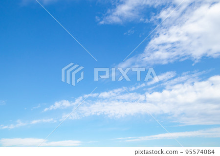 秋天多雲的天空 10 月 秋天多雲的天空 10 月 95574084