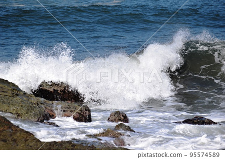 Rough waves of rocky place Shonai, Yamagata Prefecture Sea of Japan 95574589