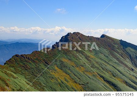 秋天的谷川山脈、晴朗的天空和絕美的山景(谷川山) 秋天的谷川山脈、晴朗的天空和絕美的山景(谷川山) 95575145