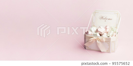 Gift box on pink background Gift box on pink background 95575652