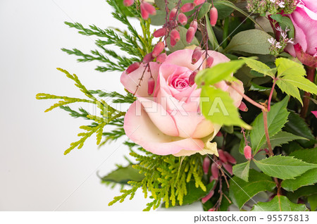 Rose flower bouquet on white background close up Rose flower bouquet on white background close up 95575813