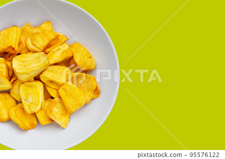 Jackfruit chips on white background. 95576122