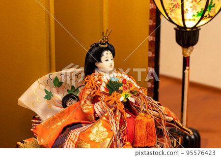 Hina 娃娃和燈籠 95576423