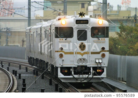 [JR Kyushu] Kiha 40 Series "Futatsuboshi 4047" at Urakami Station on the Nagasaki Main Line 95576589