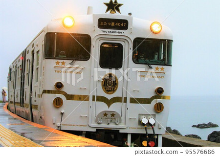 Rainy Omura Bay and Kiha 40 Series "Futatsuboshi 4047" 95576686