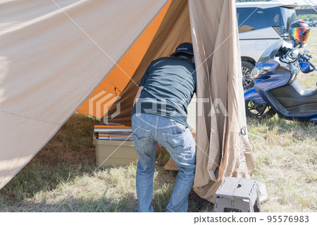 [Auto camping on the Nakatsugawa riverbed, setting up a wood-burning stove] 95576983