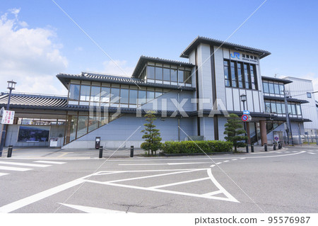 JR Horyuji Station station building in the morning 95576987