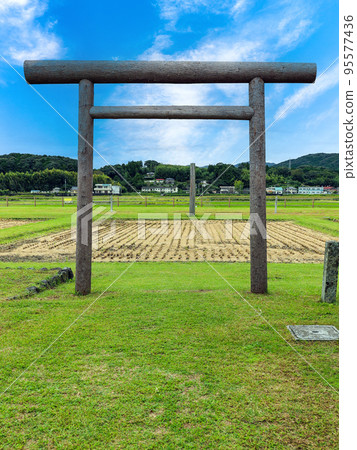 黑木鳥居和五棱傳(垂直) 黑木鳥居和五棱傳(垂直) 95577436