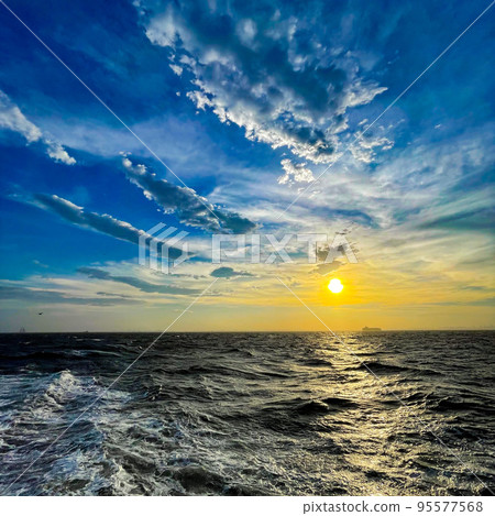 Sunset over Tokyo Bay 95577568