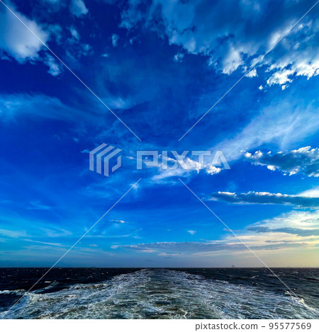 Wake and blue sky 95577569