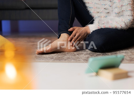 晚上在家放鬆的女人 晚上在家放鬆的女人 95577654
