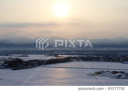 北海道十勝地區的農場風景 95577792