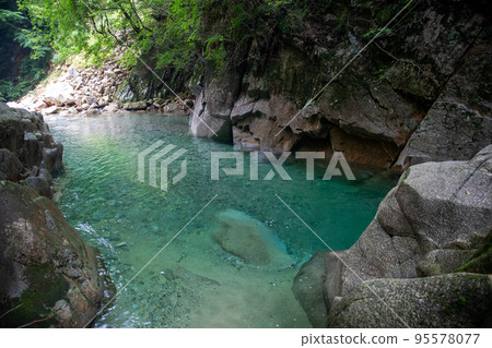 Kakizore 山谷的藍色河流-照片素材（圖片） [95578077] - PIXTA圖庫