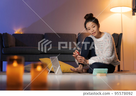 晚上在家放鬆的女人 晚上在家放鬆的女人 95578092