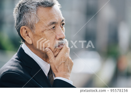 Senior man in suit, working senior 95578156
