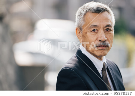 Senior man in suit, working senior Senior man in suit, working senior 95578157