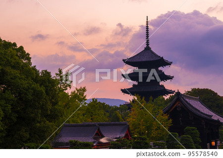 世界聞名的旅遊城市京都，日出時的寺廟和天空都染上了美麗的朱紅色｜京都府京都市 95578540