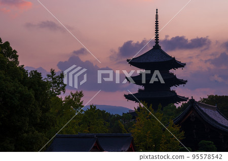 世界聞名的旅遊城市京都，日出時將寺廟和天空染成美麗｜京都府京都市 95578542