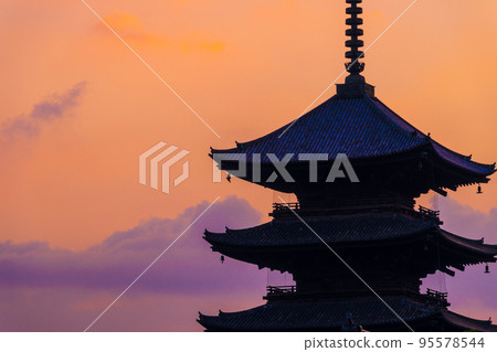 世界著名旅遊城市京都的寺廟，以及將天空染成朱紅色的朝霞｜京都府京都市 95578544