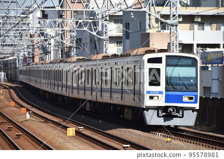在東急東橫線運行的西武鐵道 6000 系列列車 在東急東橫線運行的西武鐵道 6000 系列列車 95578981