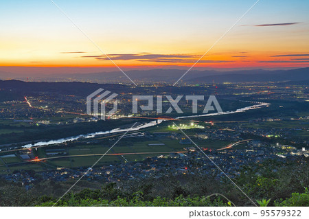 [從萬取山展望台眺望京田邊市（夜景）]京都府都筑郡井出町多賀大峰 95579322