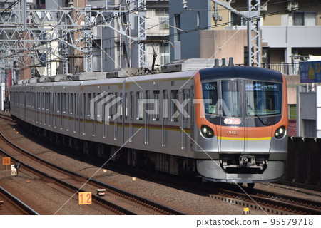 Tokyo Metro 17000 Series Train (Fukutoshin Line, Yurakucho Line) 95579718