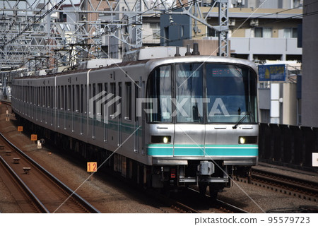 Tokyo Metro 9000 series train entering Musashi-Kosugi Station on the Tokyu Meguro Line 95579723