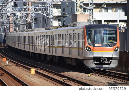 Tokyo Metro 17000 series trains running on the Tokyu Toyoko Line 95579729