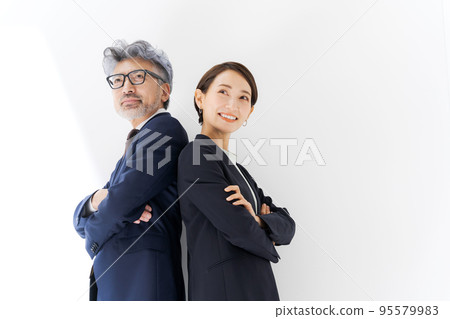 兩個穿西裝的商務人士 兩個穿西裝的商務人士 95579983