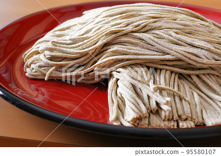 工匠手工製作的新鮮蕎麥麵 95580107