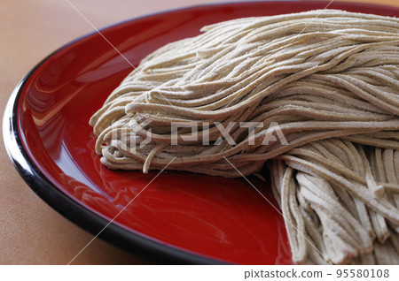 工匠手工製作的新鮮蕎麥麵 95580108