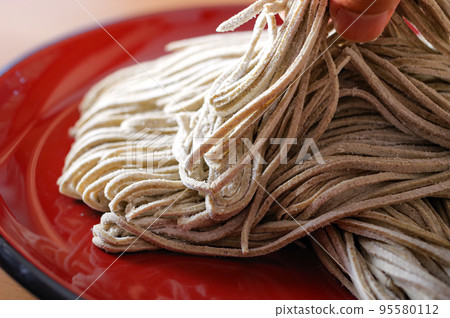 工匠手工製作的新鮮蕎麥麵 95580112