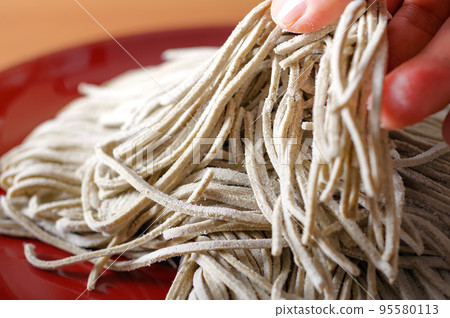 工匠手工製作的新鮮蕎麥麵 95580113
