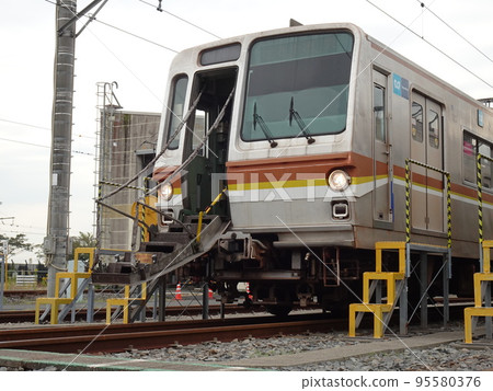 Tokyo Metro evacuation door release 95580376