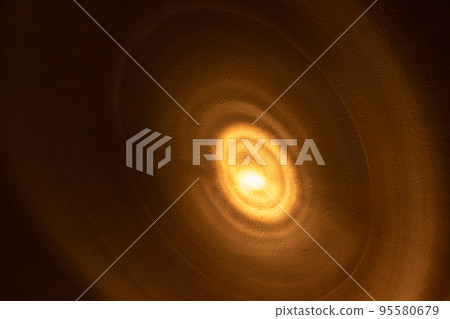 橙色的燈光照在牆上 95580679