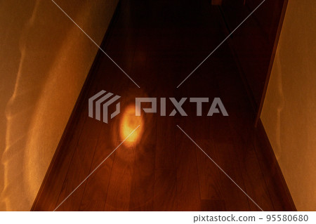 手電筒照亮的黑暗走廊地板 95580680