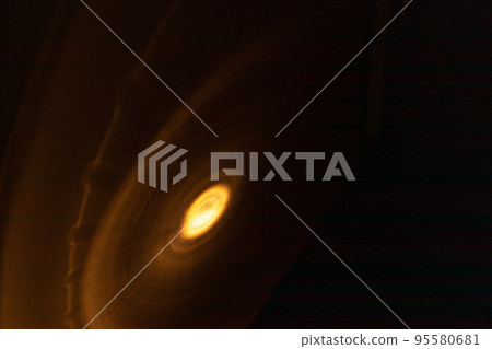 橙色的燈光照在黑暗的牆上 95580681