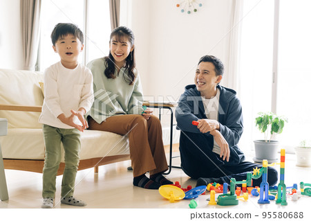 Child-rearing image of a family playing in the living room and a boy 95580688