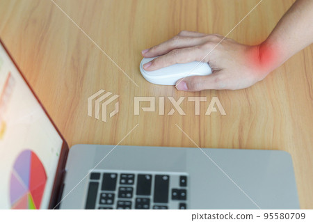 Woman having wrist pain when using mouse during working long time on workplace. De Quervain s tenosynovitis, ergonomic, Carpal Tunnel Syndrome or Office syndrome concept 95580709