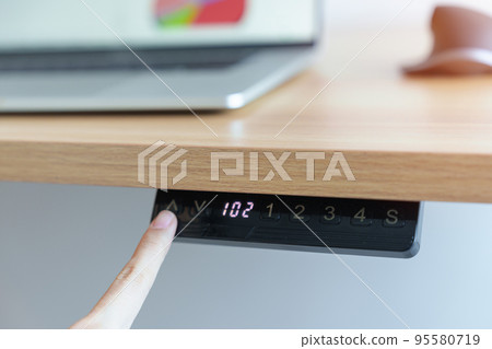 Hand adjustment Ergonomic electric desk or Adjustable height table when working long time for Good posture to avoid Office syndrome, Back Pain, shoulder ache, scapular, fibromyalgia, Neck, piriformis Hand adjustment Ergonomic electric desk or Adjustable height table when working long time for Good posture to avoid Office syndrome, Back Pain, shoulder ache, scapular, fibromyalgia, Neck, piriformis 95580719