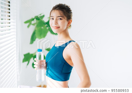 一名年輕女子訓練 95580933