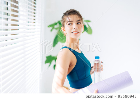 A young woman training 95580943