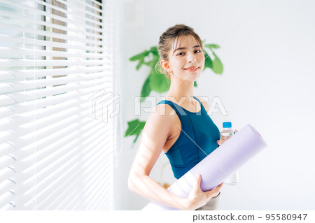A young woman training 95580947