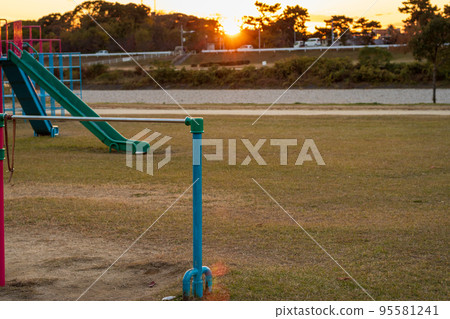 日落時的公園遊樂場，沒人 95581241