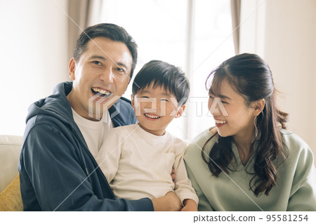 微笑的家庭坐沙發 95581254