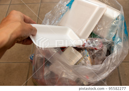 用塑料袋扔掉塑料垃圾 95582277