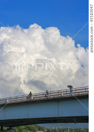 人們穿過仲夏橋和滾滾雲層 人們穿過仲夏橋和滾滾雲層 95583047